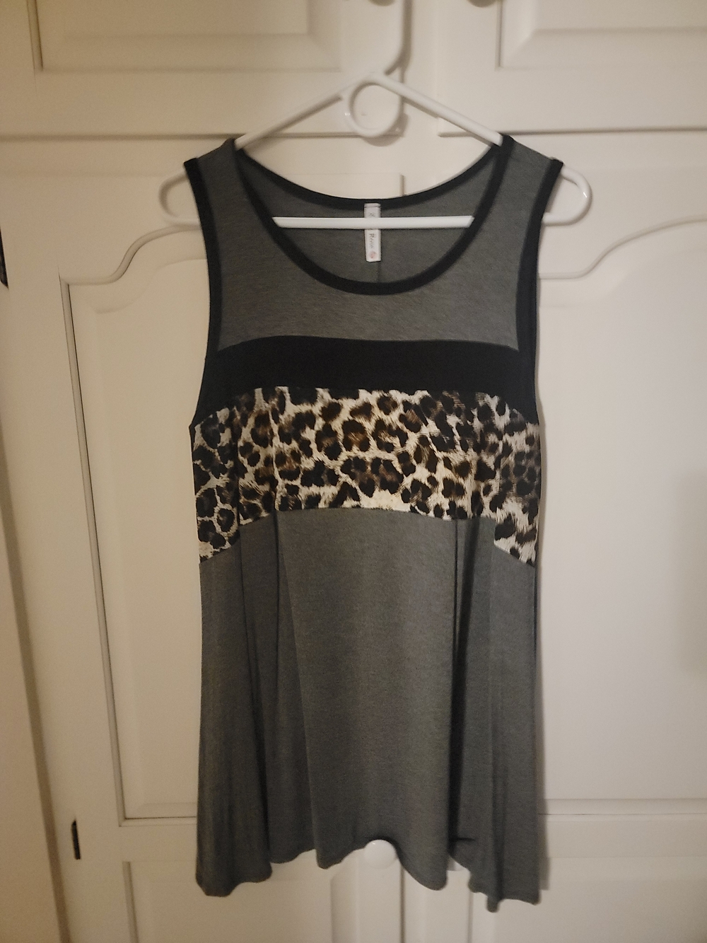 Sleeveless Gray Tunic with Leopard Accent